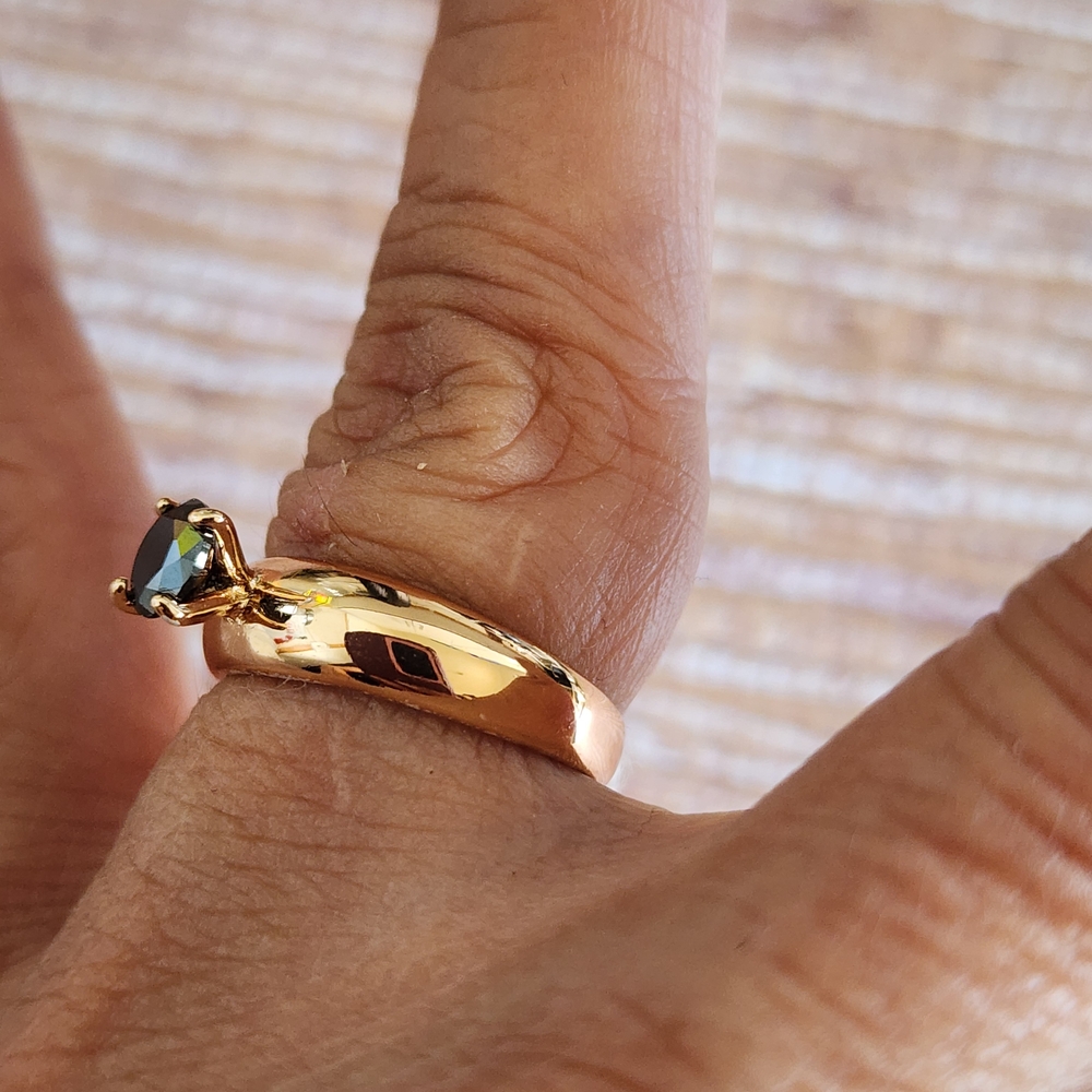 Elegant Gold Ring with Black Stone - Picture 5 of 7